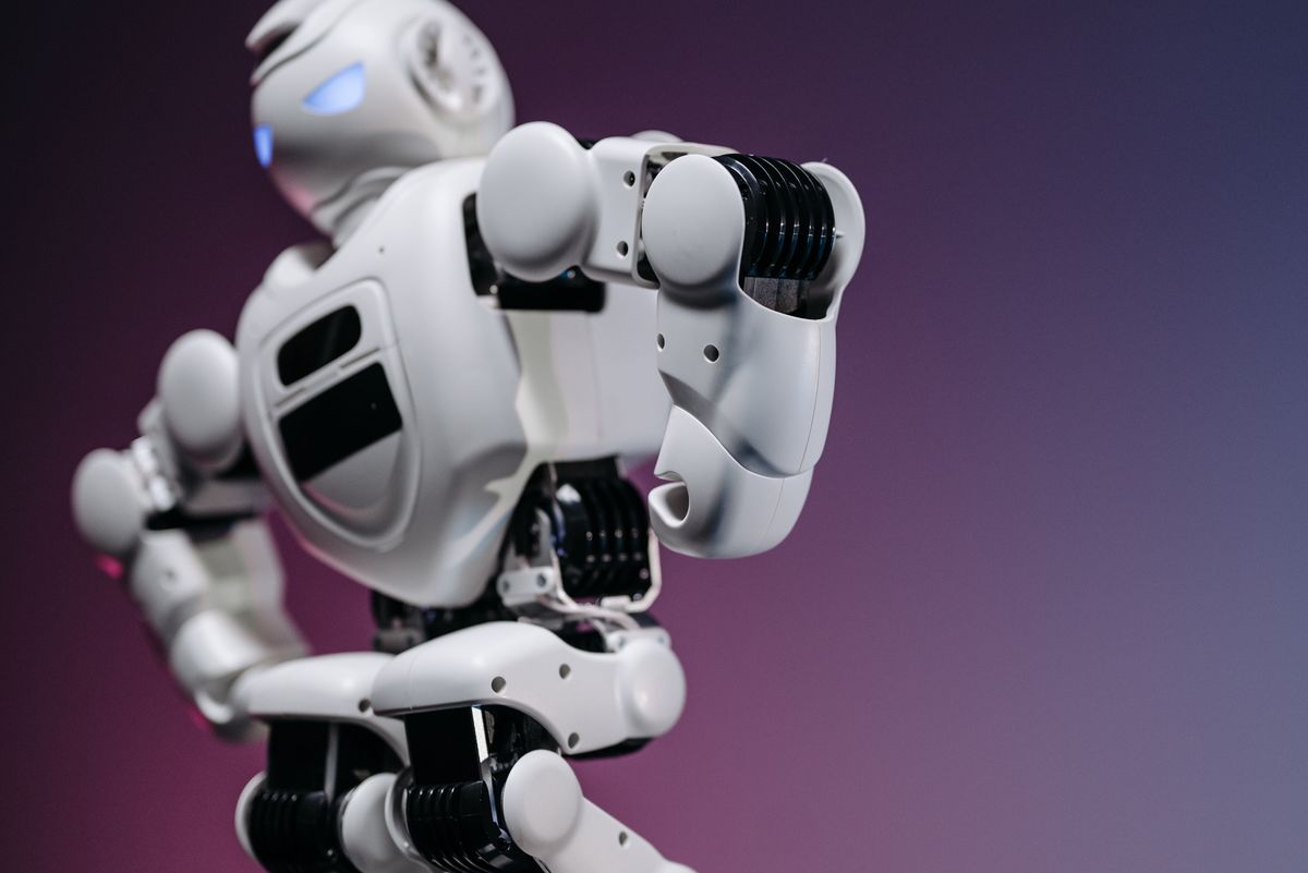 white humanoid robot representing AI content generation for small business blogs