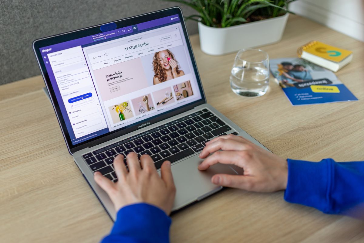 Business owner creating a linkable resource page on their small business website