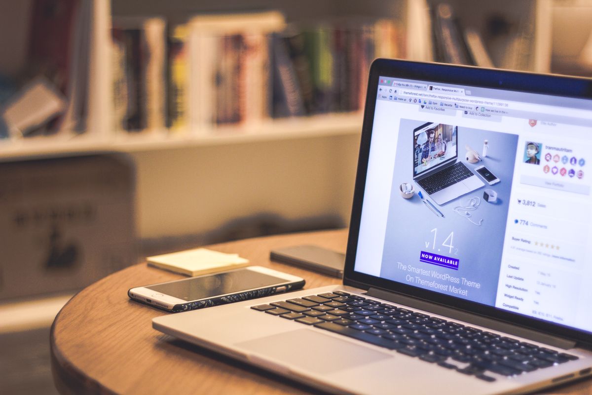 Small business owner using a laptop to find broken link building opportunities on industry websites