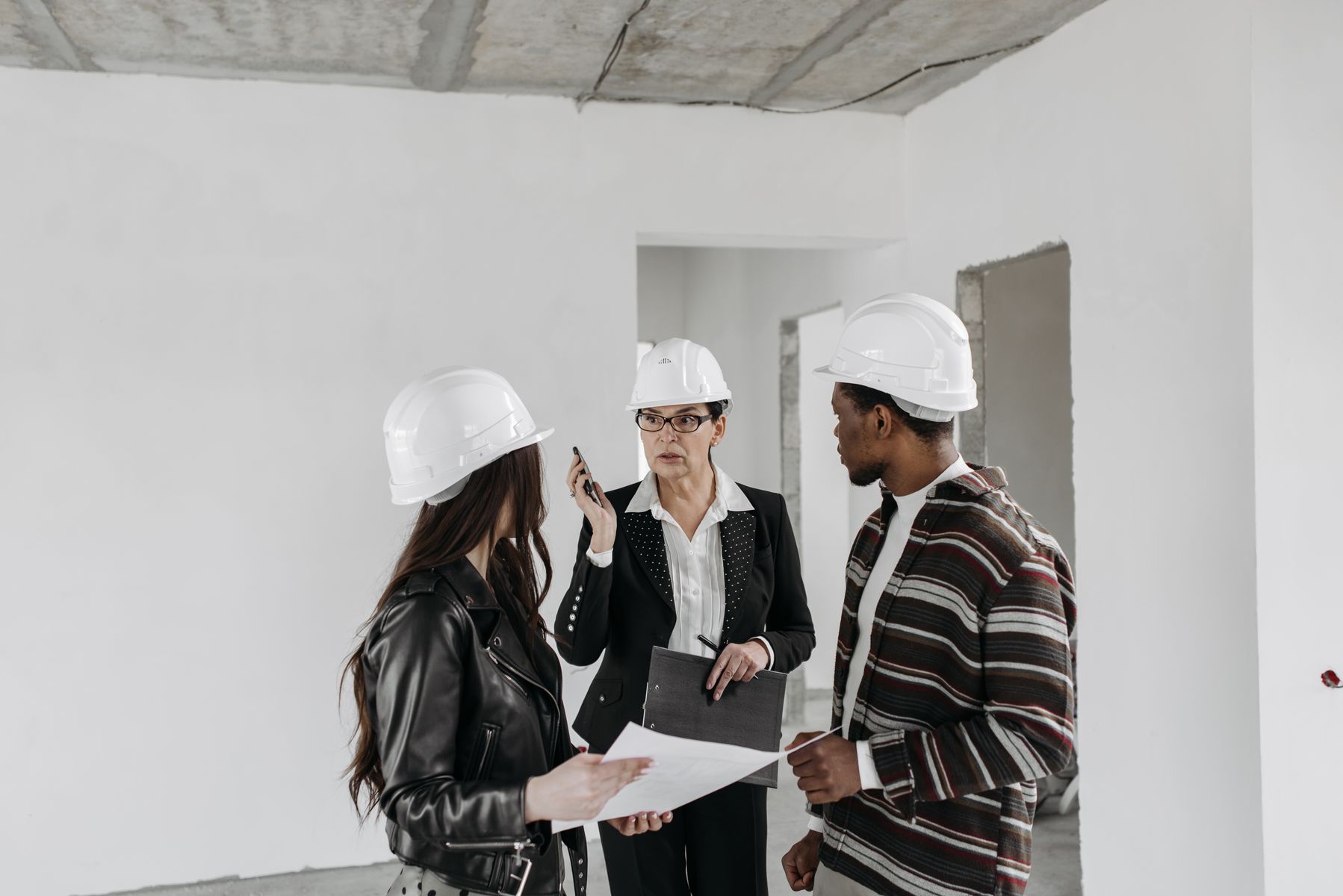 Contracting team reviewing project and content plans together